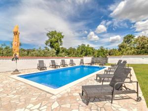 Garden-View Holiday Home in Banjole near Beach and Boat Excursions