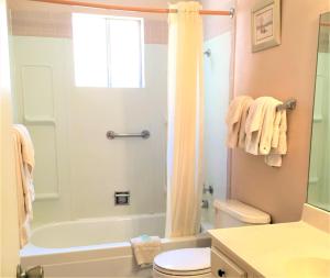 One-Bedroom Apartment room in Pinecliff Village Resort
