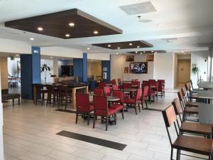 Holiday Inn Express & Suites Tracy by IHG