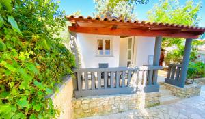 LOKY - sunny studio house 150m from sea with pool