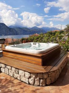 BMP APARTMENT DELUXE 2 JACUZZI RISCALDATA PRIVATA vista Lago di Garda