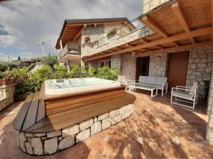 BMP APARTMENT DELUXE 2 JACUZZI RISCALDATA PRIVATA vista Lago di Garda
