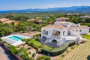 Villa Adele, con piscina a 700 mt dal mare - Punta Molara