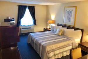 Standard King Room room in Bicentennial Inn