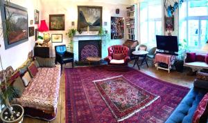 Central Apartment with parking, original art and antiques