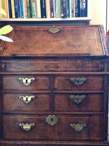 Central Apartment with parking, original art and antiques