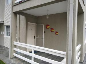 Apartamento térreo em maranduba com ar condicionado