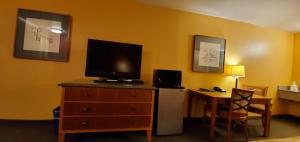 Double Room with Two Double Beds - Pet Friendly room in Olympic View Inn