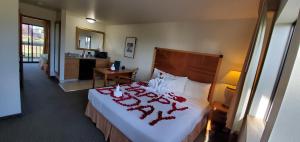 Two-Bedroom Suite room in Olympic View Inn