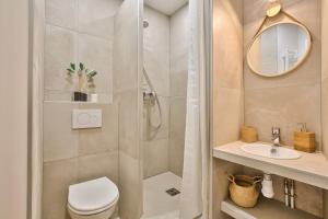 New Stunning 4 Bdrs Apt, With AC – Le Marais