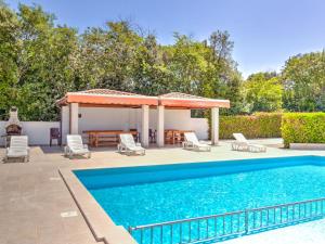 Alluring Mobile Home in Banjole with Swimming Pool