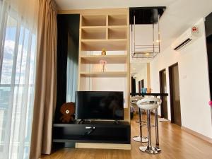 HIGH floor Corner Unit - Landmark Residence 1, Free Wi-Fi, Free Parking, Nice View