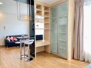HIGH floor Corner Unit - Landmark Residence 1, Free Wi-Fi, Free Parking, Nice View