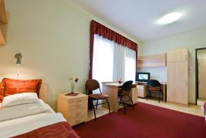 Triple Room - Disability Access room in Hotel Kerpely