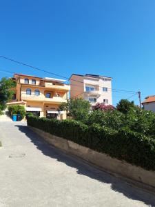 Apartments Damir 2838