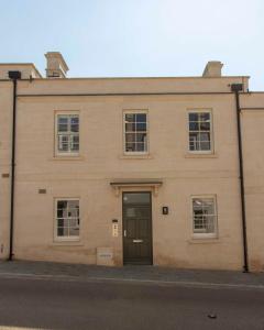 Beautiful, modern 1 bedroom luxury apartment with free allocated onsite parking in Hope Place Bath, City Centre with Beautiful City Views, a stones throw from The Royal Crescent in Bath