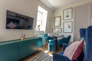 Beautiful, modern 1 bedroom luxury apartment with free allocated onsite parking in Hope Place Bath, City Centre with Beautiful City Views, a stones throw from The Royal Crescent in Bath