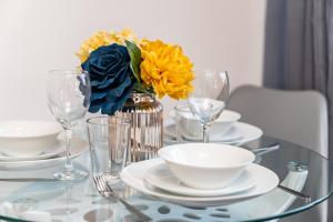 Beautiful Flat Town Centre 55 inch Smart TV + Netflix