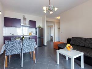 Apartment Kyra LOV230