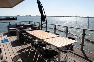 Water Villa, Houseboot at the Lake, Great Views, 70 km to Amsterdam