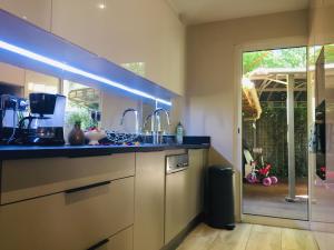 Villa 3 room AC bus stop pool parking 2 min beach by car