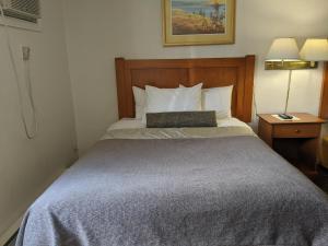 Queen Room - Non-Smoking room in Howard Johnson by Wyndham Downtown Kamloops