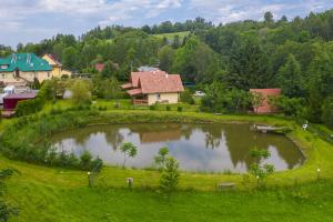 Domki nad stawem.