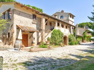 Modern Farmhouse in Marsciano with Swimming Pool