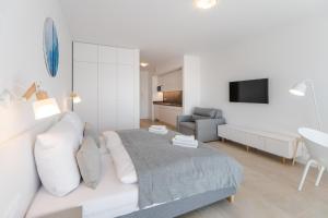 Aquamarina Prima Studio with Sea View by Noclegi Renters