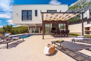 Stylish Villa Bruna with 32sqm heated pool, sauna, billiard and media room