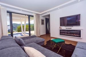 Stylish Villa Bruna with 32sqm heated pool, sauna, billiard and media room