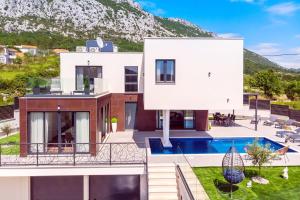 Stylish Villa Bruna with 32sqm heated pool, sauna, billiard and media room