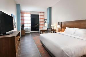 Deluxe King Room - Non-Smoking room in La Quinta Inn & Suites by Wyndham Wisconsin Dells