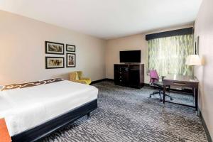 1 King Bed, Mobilitiy/Hearing Accessible Room, Bathtub w/ Grab Bars, Non-Smoking room in La Quinta by Wyndham DFW Airport West - Bedford