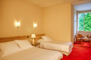Hotels L'Oustal Del Barry : Chambre Triple Confort avec Douche