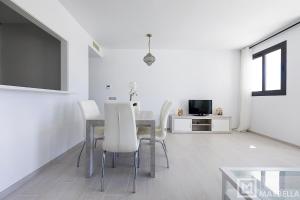 Estepona Sunsets - Modern 3-BR Beachside Apartment