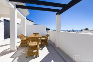 Estepona Sunsets - Modern 3-BR Beachside Apartment