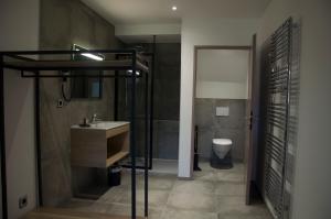 Hotels Aux Platanes : Chambre Double avec Salle de Bains Privative