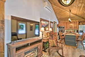 3 Mi to Downtown Renovated Highlands Cottage