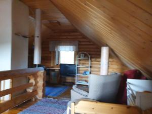 Viihtyisä hirsimökki järven rannalla