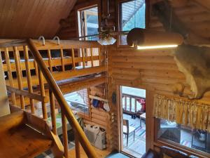 Viihtyisä hirsimökki järven rannalla
