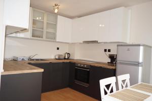 Spacious 2BDR - FREE Parking - Walk Everywhere - 300 Mbps WiFi