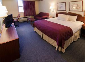 King Room - Non-Smoking room in Ramada by Wyndham Angola/Fremont Area