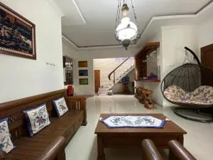 Rengganis Homestay - Tempel