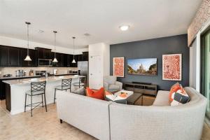 Five-Bedroom House room in Brand New Luxury home 5Bdr 45Bath with pvt pool and large patio area close to Disney parks