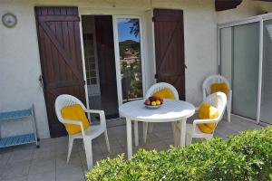 APPARTEMENTS DANS VILLA EN REZ DE JARDIN