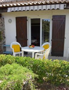 APPARTEMENTS DANS VILLA EN REZ DE JARDIN