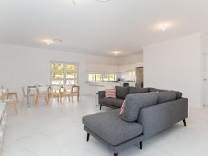 5 Bent Street huge house with Foxtel and Aircon