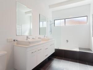 7a Judith Street stunning duplex with ducted air conditioning