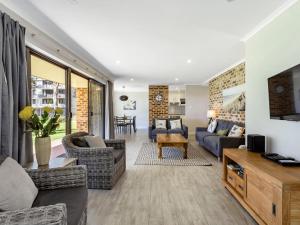 Bay Parklands 19, 2 Gowrie Avenue - ground floor unit with water views